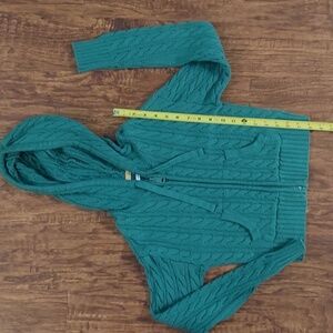 Cropped knitted hoodie